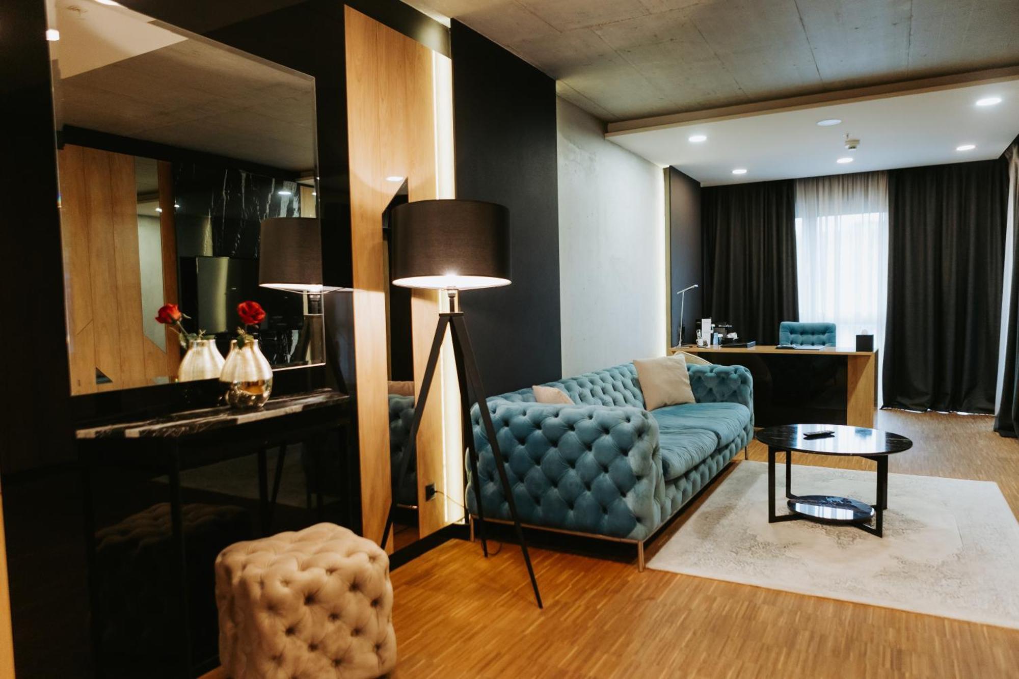 Hotel Platinia Kaloşvar Dış mekan fotoğraf Office of the Mayor of Tirana