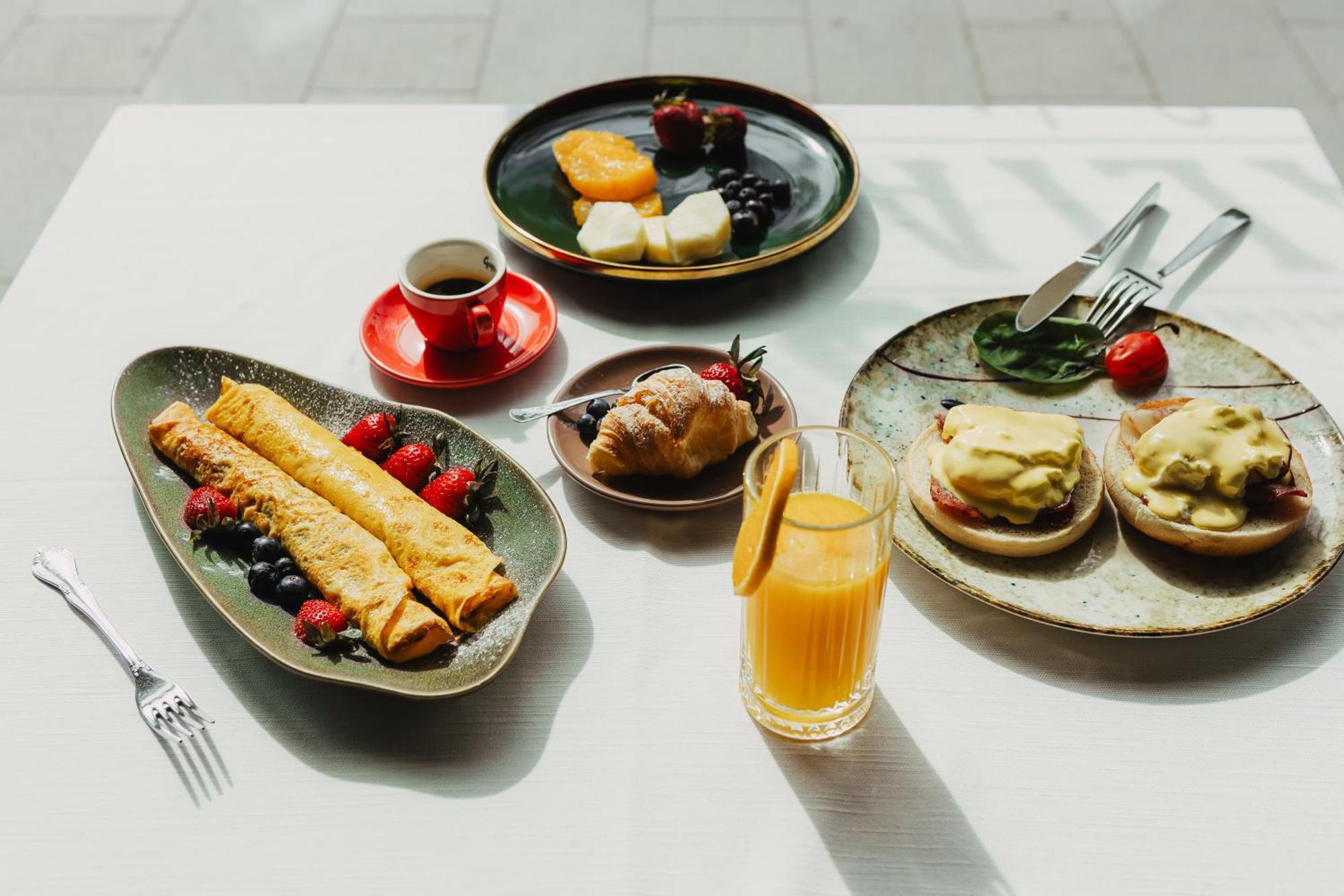 Hotel Platinia Kaloşvar Dış mekan fotoğraf Breakfast at the Hotel