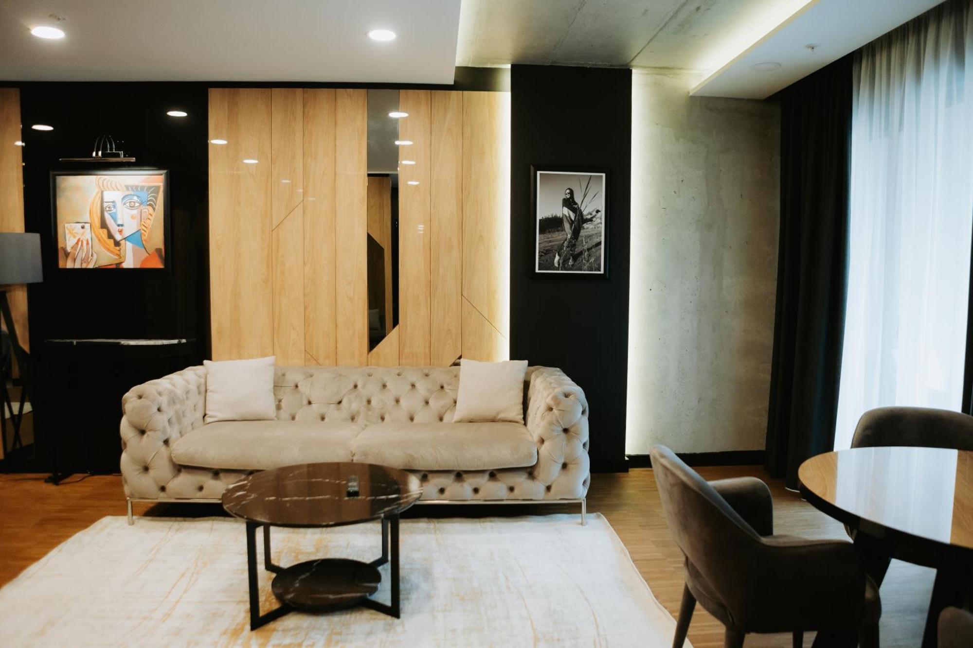 Hotel Platinia Kaloşvar Dış mekan fotoğraf The interior of the suite
