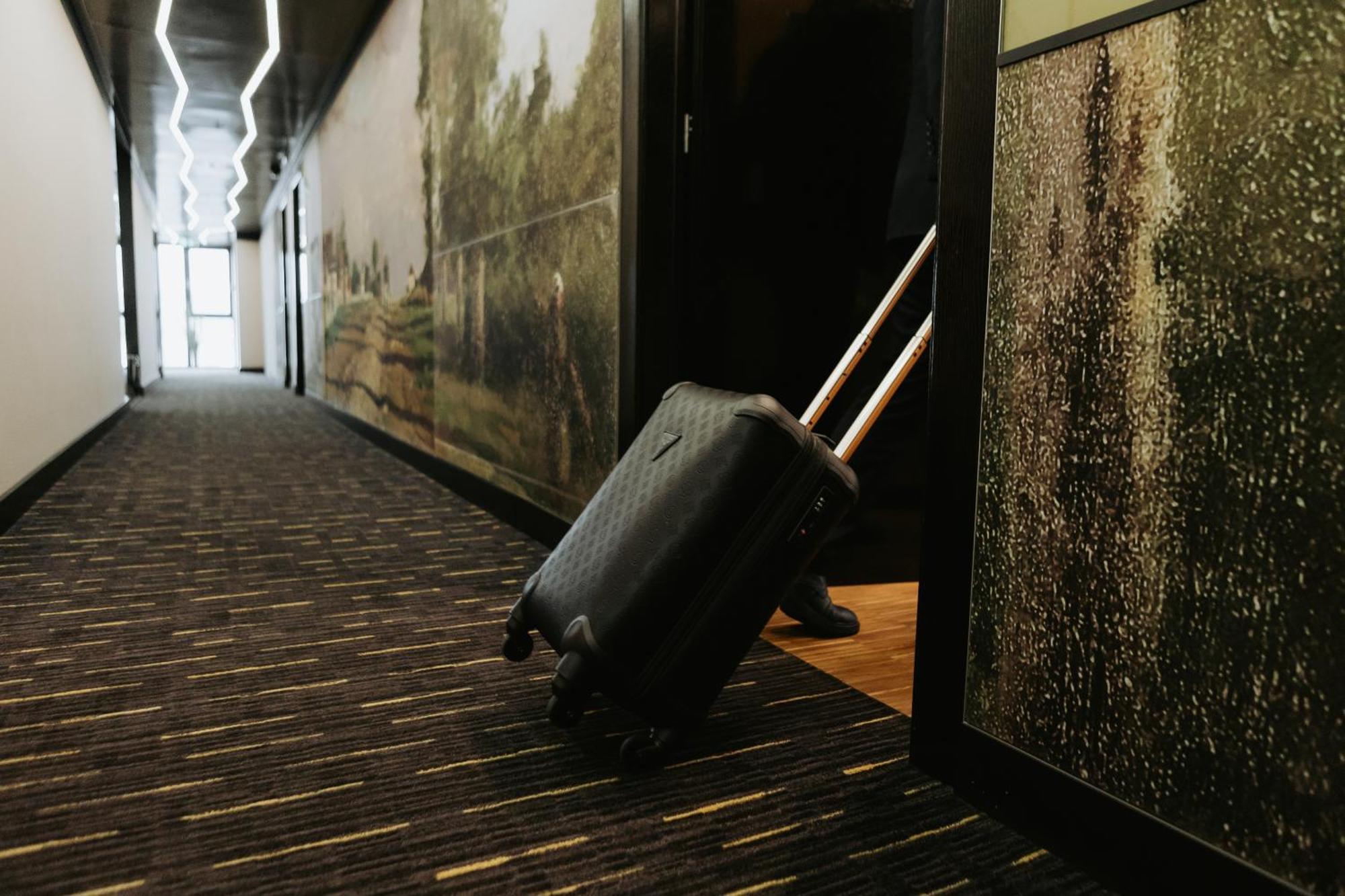 Hotel Platinia Kaloşvar Dış mekan fotoğraf A suitcase