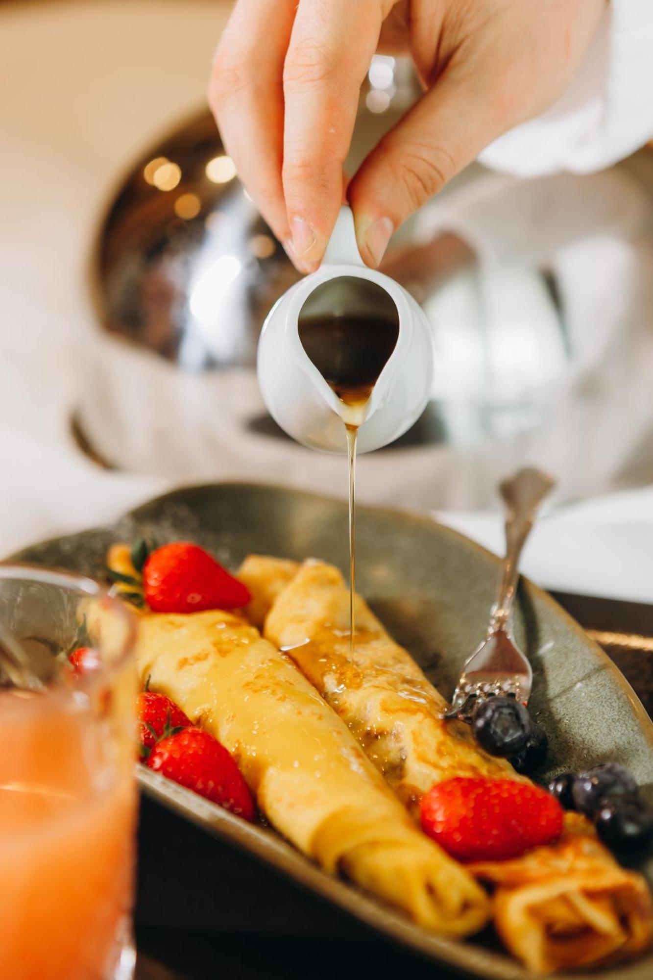 Hotel Platinia Kaloşvar Dış mekan fotoğraf Maple syrup being poured onto crêpes