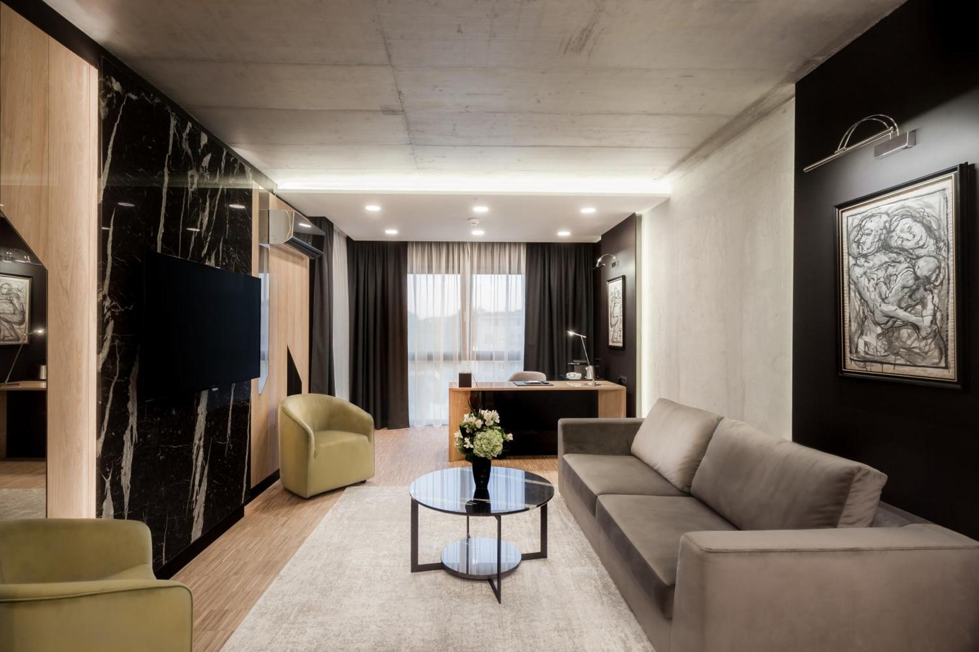 Hotel Platinia Kaloşvar Dış mekan fotoğraf The interior of the presidential suite