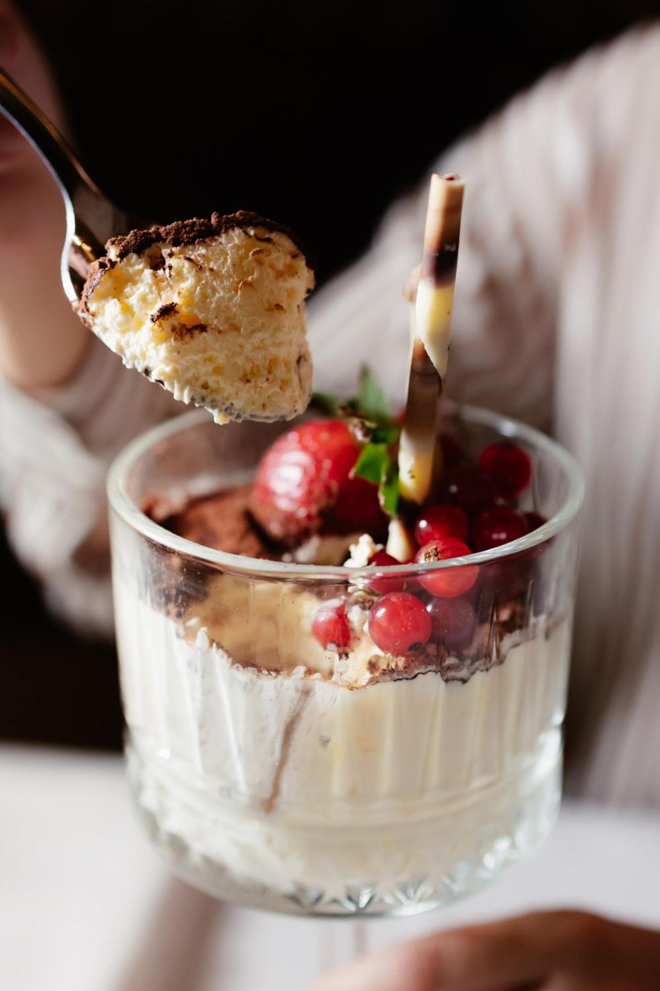Hotel Platinia Kaloşvar Dış mekan fotoğraf A strawberry parfait