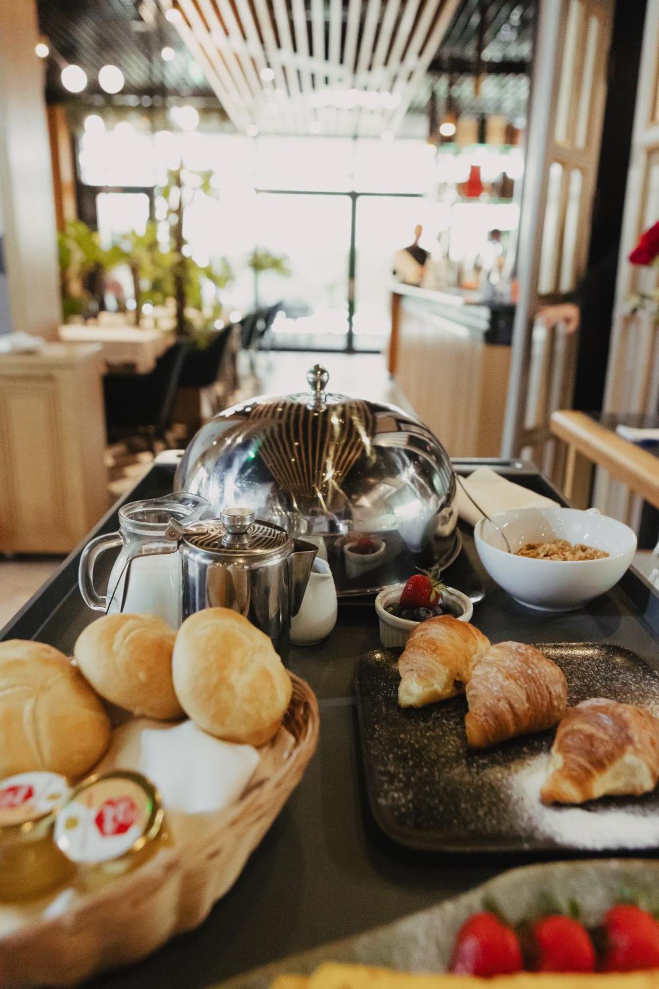 Hotel Platinia Kaloşvar Dış mekan fotoğraf A stainless steel tea pot