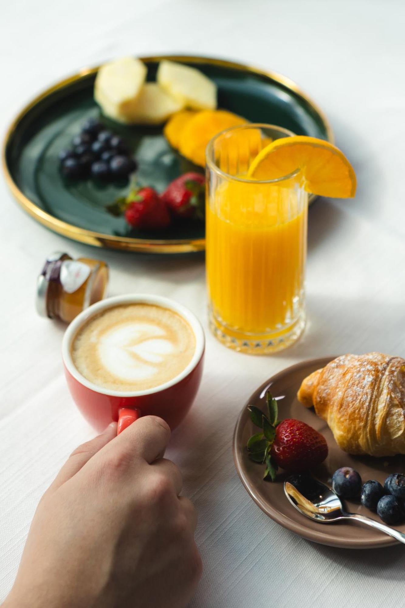 Hotel Platinia Kaloşvar Dış mekan fotoğraf A typical continental breakfast