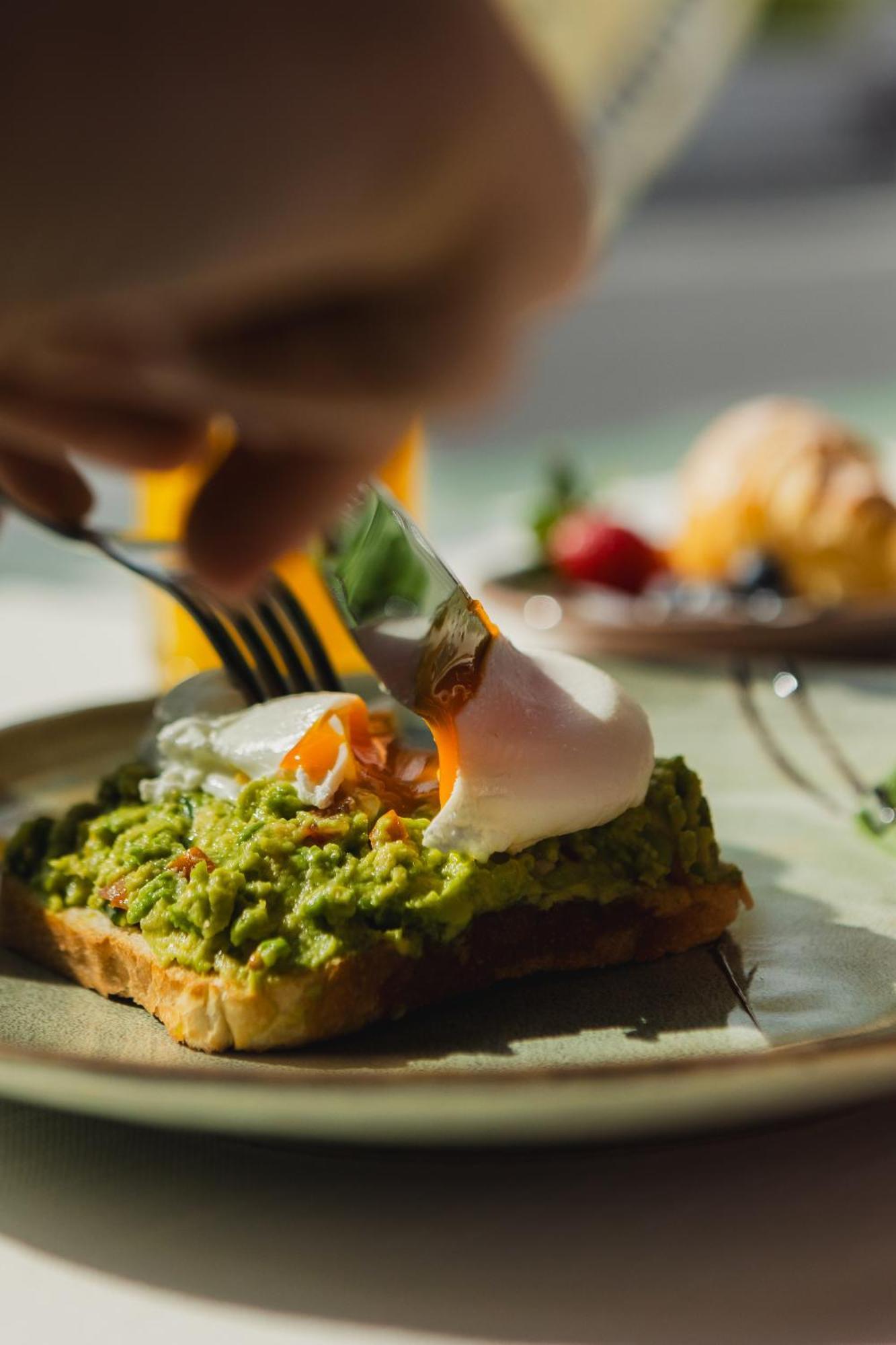 Hotel Platinia Kaloşvar Dış mekan fotoğraf Avocado and egg on toast
