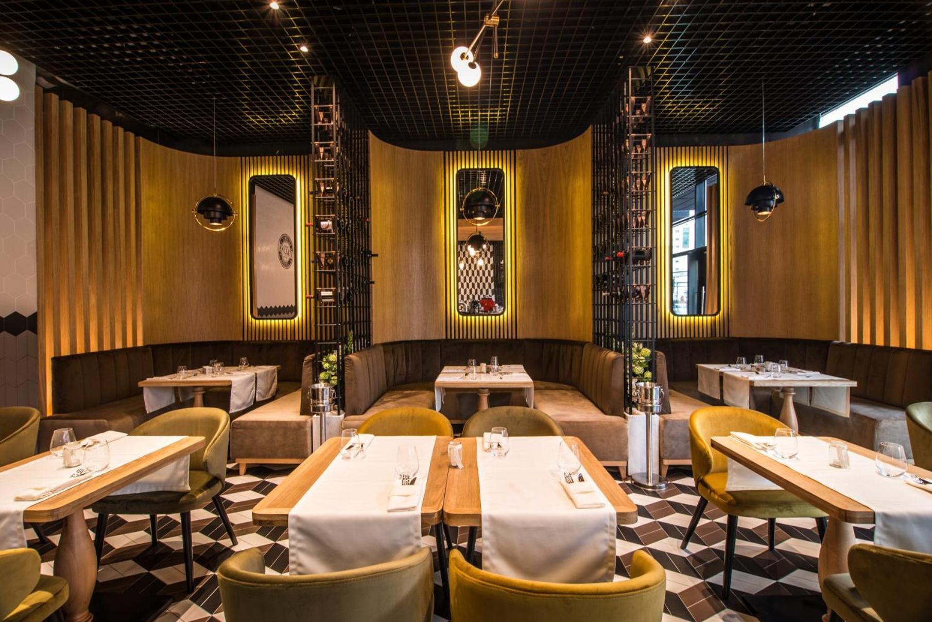 Hotel Platinia Kaloşvar Dış mekan fotoğraf Restaurant interior