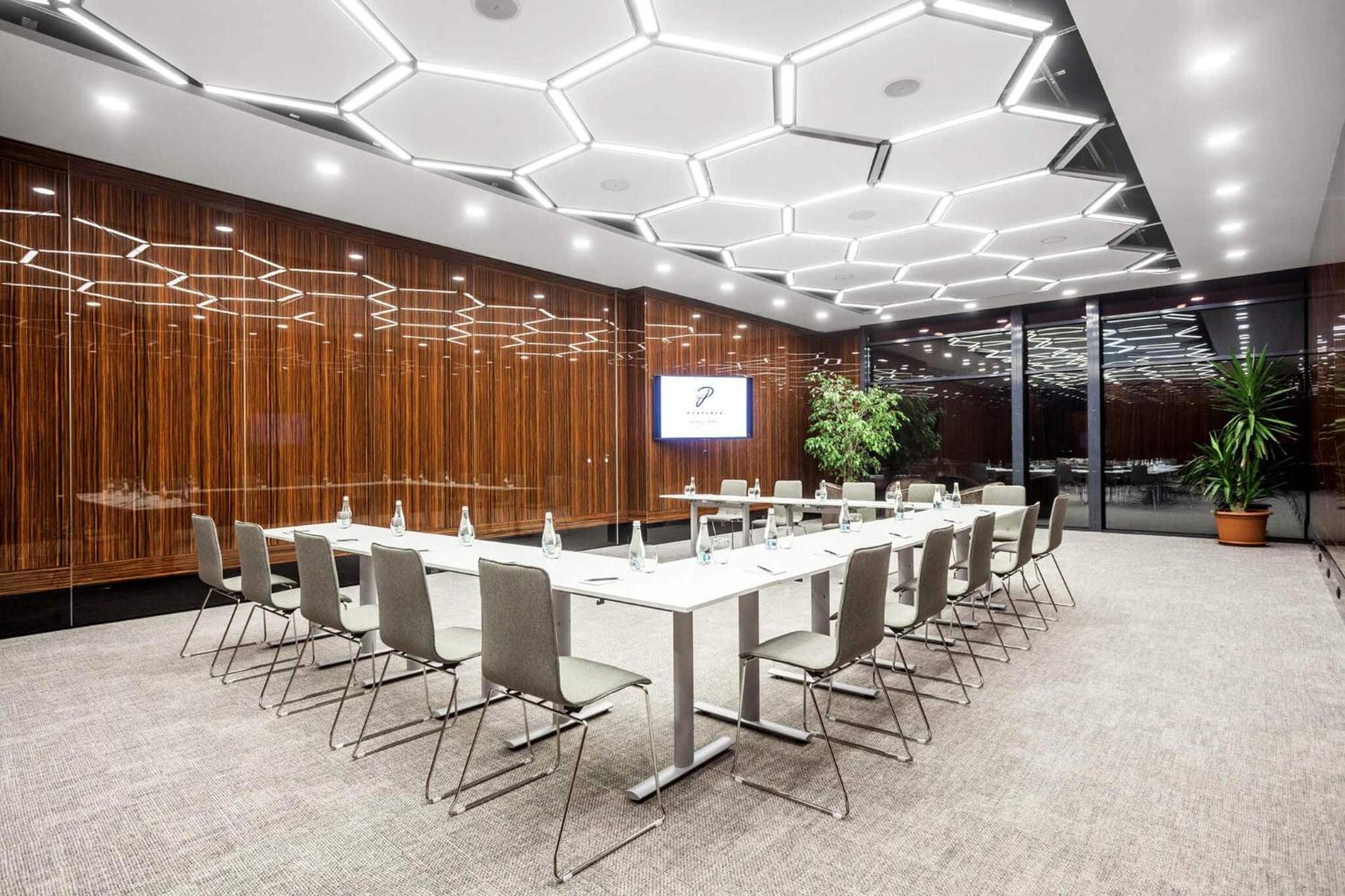Hotel Platinia Kaloşvar Dış mekan fotoğraf Meeting room