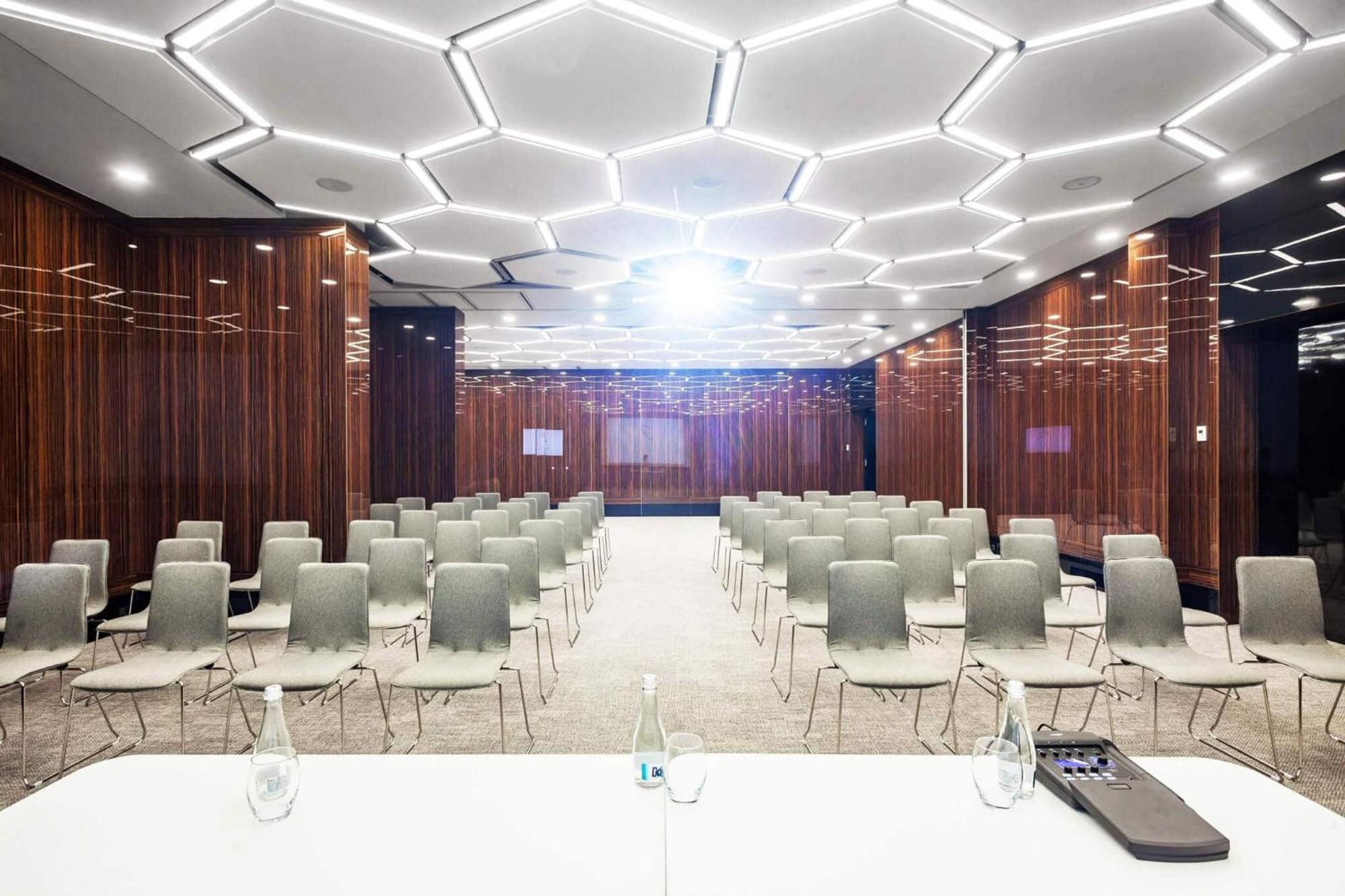 Hotel Platinia Kaloşvar Dış mekan fotoğraf The main conference room