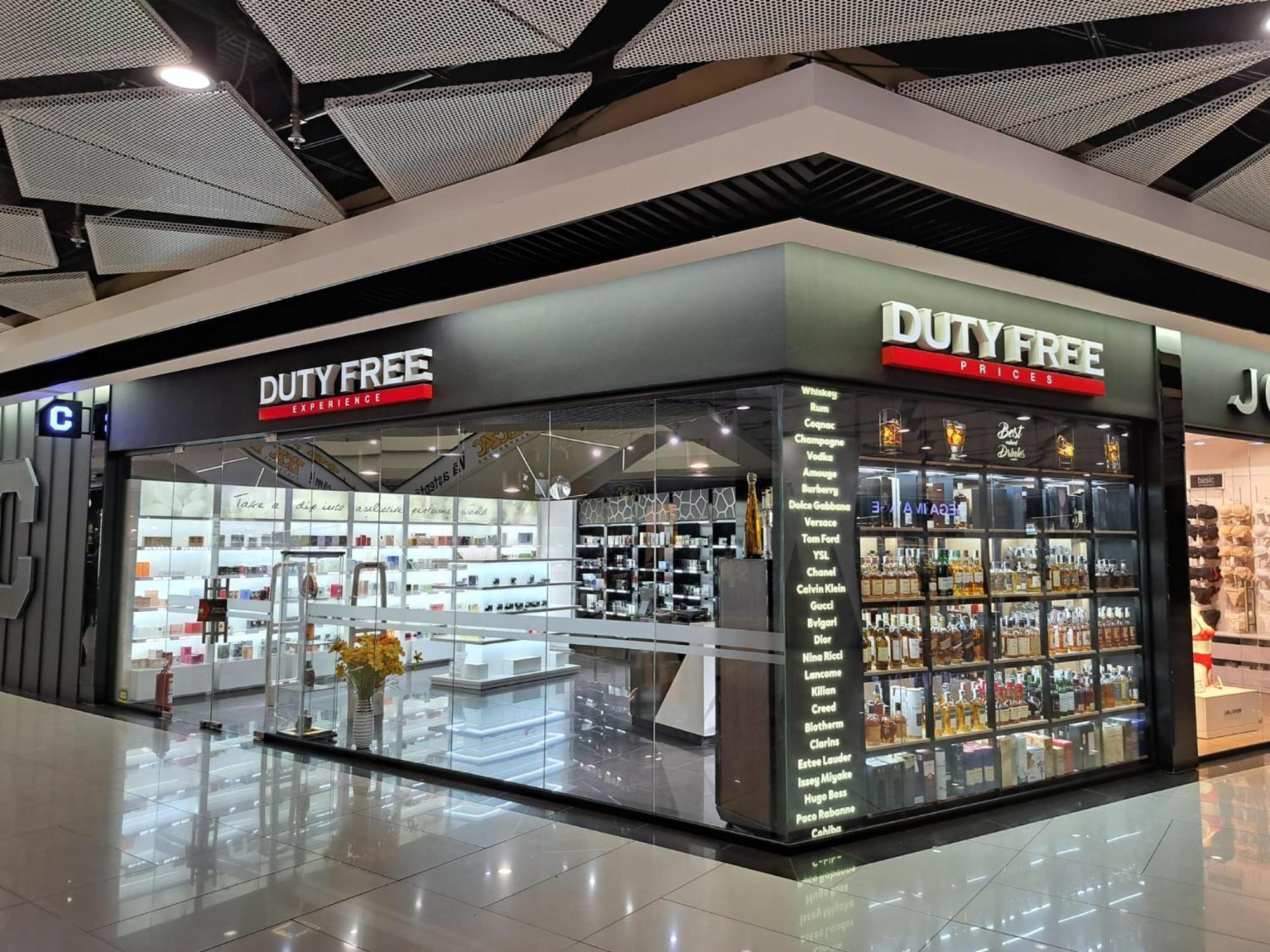 Hotel Platinia Kaloşvar Dış mekan fotoğraf Duty Free at the airport